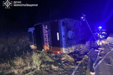 Рейсовий автобус перекинувся на трасі «Дніпро-Миколаїв» – серед постраждалих діти