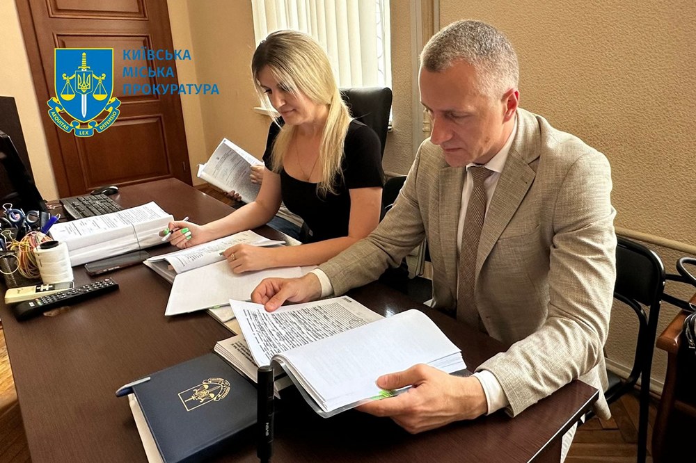 Завели у під’їзд для "продовження спілкування": двоє молодиків зґвалтували 12-річну дівчинку у Києві