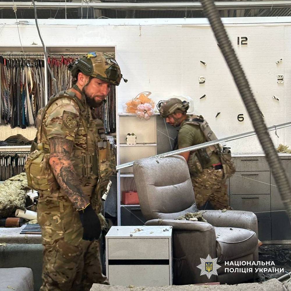 Ворожий дрон влучив в дах магазину меблів у Харкові – серед постраждалих дитина