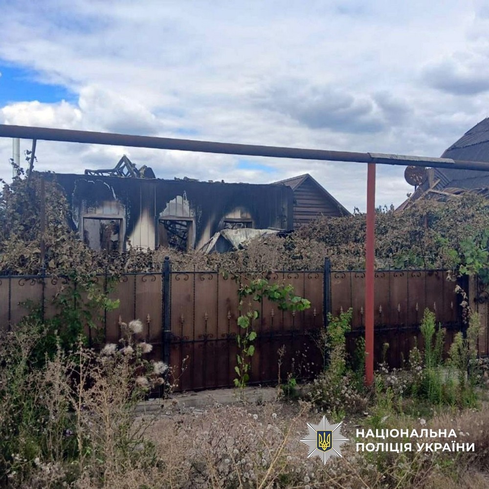 П’ятеро вбитих і четверо поранених, зруйновано 51 будинок за добу: ворог випалює Донеччину (фото)
