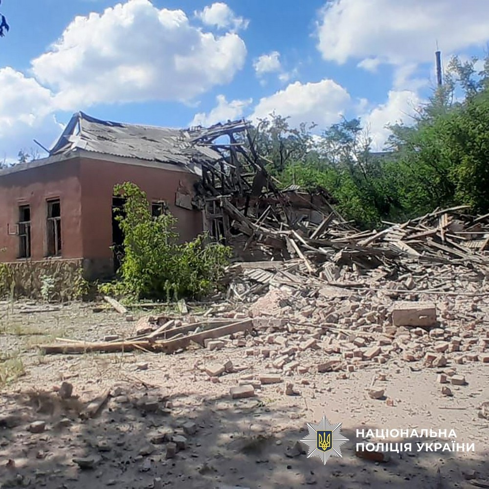 П’ятеро вбитих і четверо поранених, зруйновано 51 будинок за добу: ворог випалює Донеччину (фото)