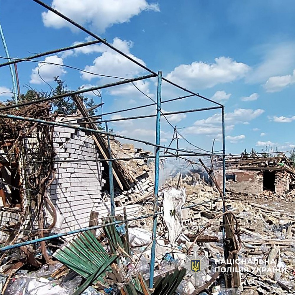 Двоє вбитих, 12 поранених, десятки зруйнованих об’єктів: наслідки ворожих обстрілів Донеччини за добу (фото)