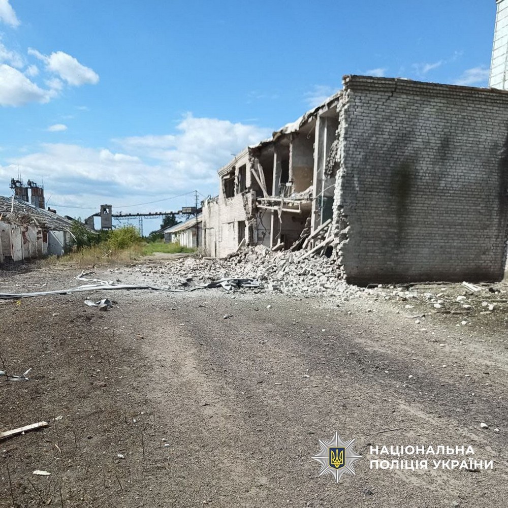 Двоє вбитих, 12 поранених, десятки зруйнованих об’єктів: наслідки ворожих обстрілів Донеччини за добу (фото)