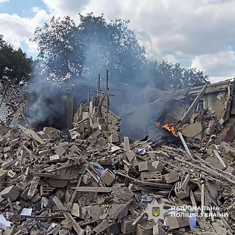 Двоє вбитих, 12 поранених, десятки зруйнованих об’єктів: наслідки ворожих обстрілів Донеччини за добу (фото)