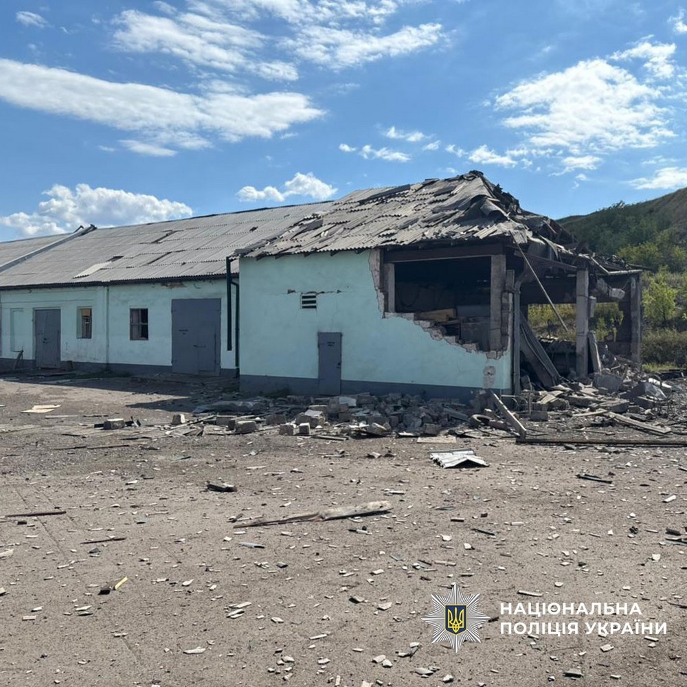 Двоє вбитих, 12 поранених, десятки зруйнованих об’єктів: наслідки ворожих обстрілів Донеччини за добу (фото)