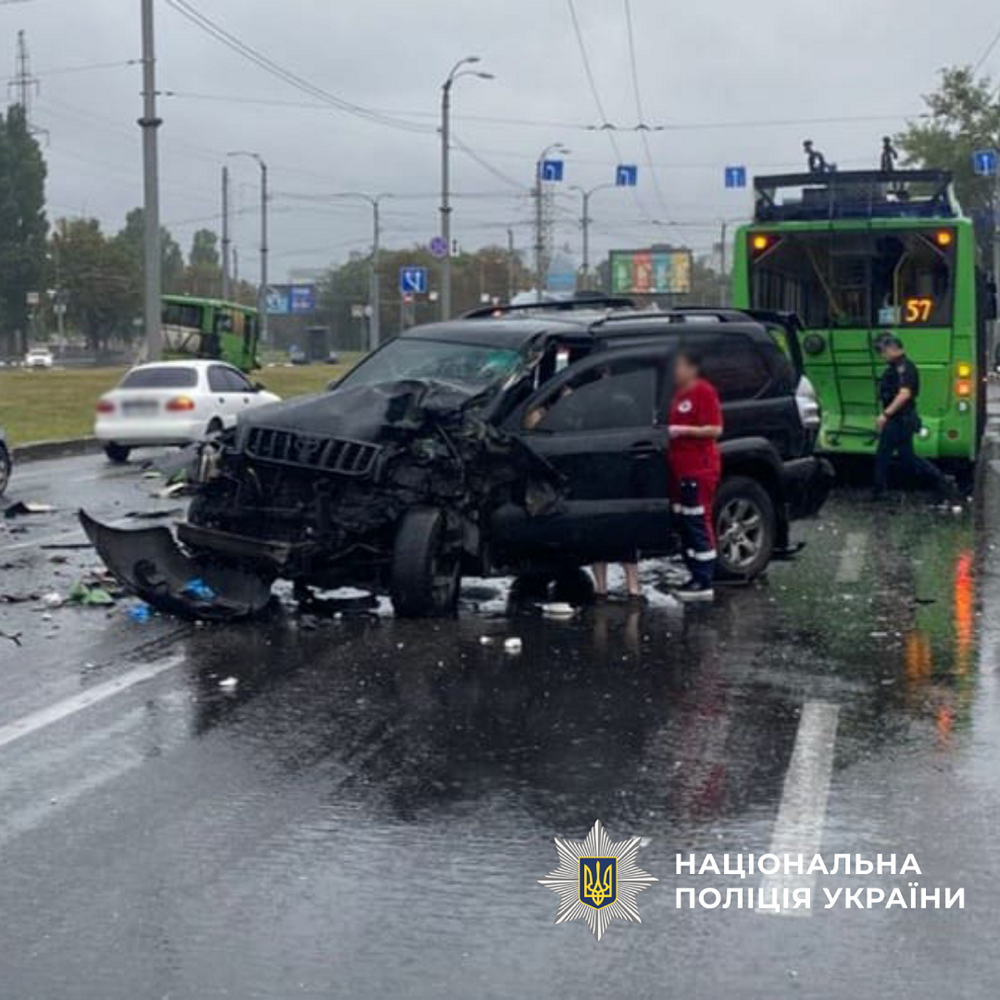 Легковик зіткнувся з тролейбусом та автобусом – багато постраждалих в ДТП у Харкові