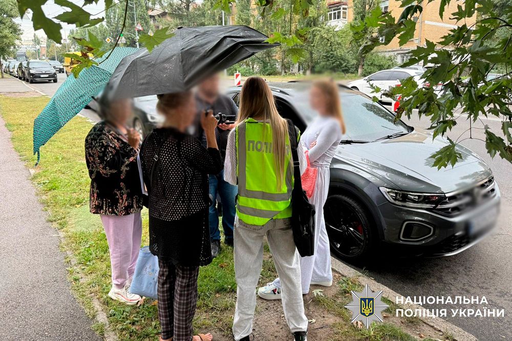 Знімала чоловіків з розшуку з подальшим бронюванням у своїй компанії - у Києві затримали директорку фірми