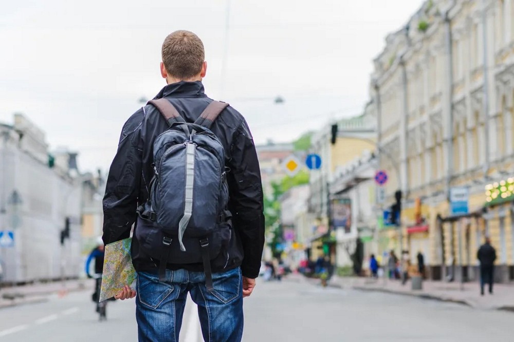 Виїзд за кордон чоловіків до 25 років: для кого діятимуть обмеження