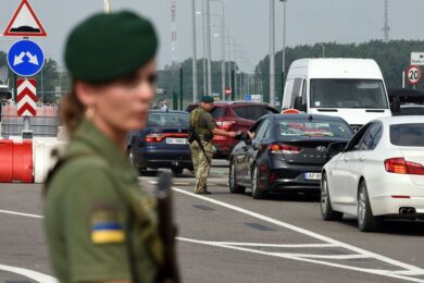 Виїзд чоловіків за кордон у 2025 році – які правила діють і що може змінитися