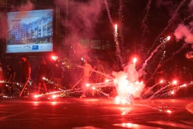 Зруйнували офіси правлячої партії, десятки постраждалих і затриманих: протести у Сербії не вщухають (фото, відео)