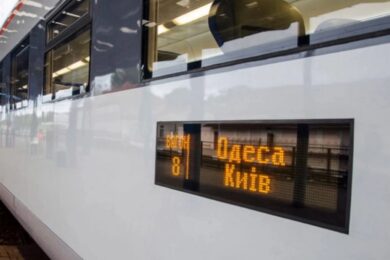 Ворог вдарив по залізниці на Київщині 30 серпня: затримується низка потягів – список