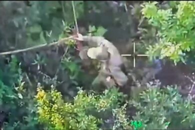 Унікальний випадок – ЗСУ дронами захопили окупанта в полон (відео)