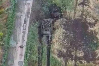 Техніка застрягла, а військові РФ намагалися втекти – ЗСУ знищили ворожий десант (відео)