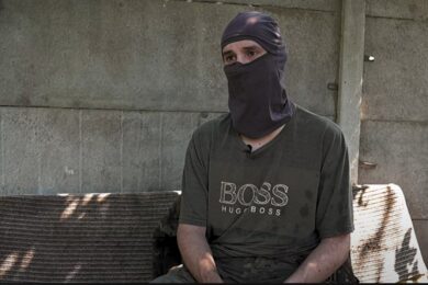 «Йдуть убивати свої ж» – полонений окупант взяв до рук зброю та допоміг ЗСУ відбивати напад