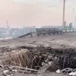 Окупанти розбомбили міст у Херсоні: мешканців закликають евакуюватися – що відбувається (відео)