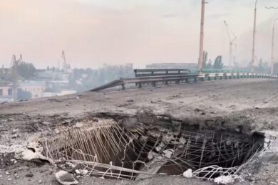 Окупанти розбомбили міст у Херсоні: мешканців закликають евакуюватися – що відбувається (відео)