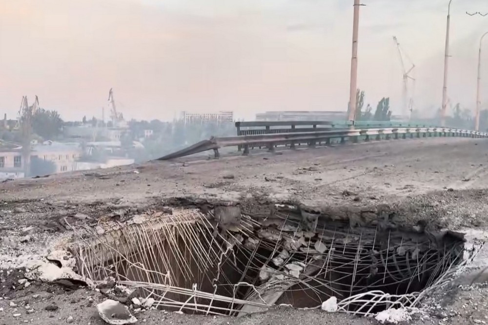 Окупанти розбомбили міст у Херсоні: мешканців закликають евакуюватися – що відбувається (відео) 1 Окупанти розбомбили міст у Херсоні: мешканців закликають евакуюватися – що відбувається (відео)