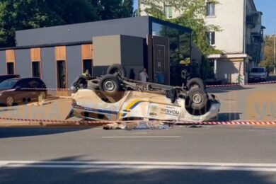 У Києві смертельна ДТП: перекинувся поліцейський автомобіль (відео)