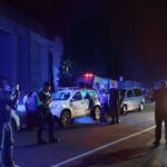 Масові нічні сутички біля ТЦК у Вінниці: близько сотні людей штурмували стадіон, де утримували мобілізованих (фото, відео)