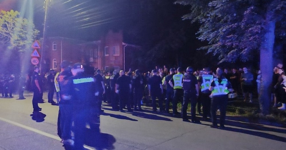 Масові нічні сутички біля ТЦК у Вінниці: близько сотні людей штурмували стадіон, де утримували мобілізованих (фото, відео)