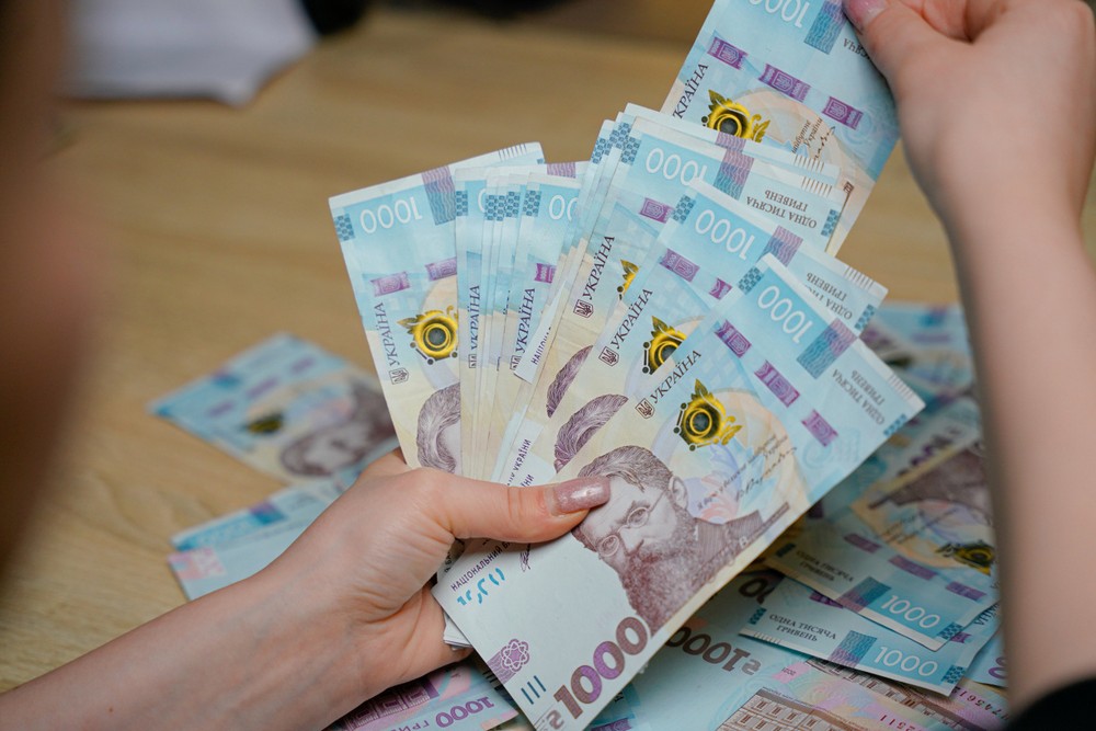 Грошова допомога при усиновленні від держави: скільки платять і як отримати