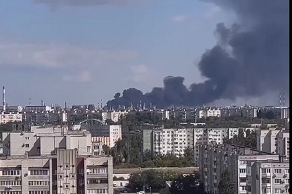 Знову палає на Росії – пожежа на НПЗ у Волгограді, місто затягнуло чорним димом (відео) 1 Знову палає на Росії – пожежа на НПЗ у Волгограді, місто затягнуло чорним димом