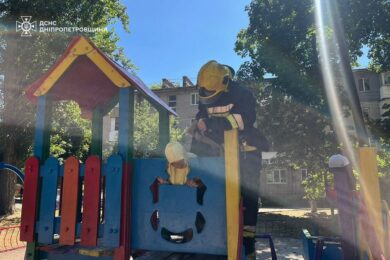 Голова малюка застрягла в отворі дерев’яної гірки: на Дніпропетровщині врятували 2-річного хлопчика