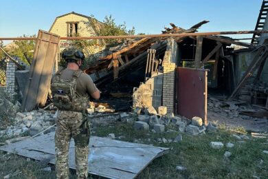 Ворог вдарив дроном по автомобілю пошти, пошкоджено будинки, магазин – є загиблі і поранені внаслідок обстрілів Донеччини
