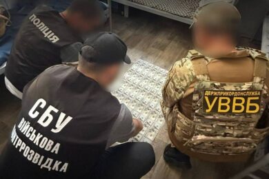 Намагався вивезти ухилянта за 7 000 доларів у секретному купе – затримано провідника