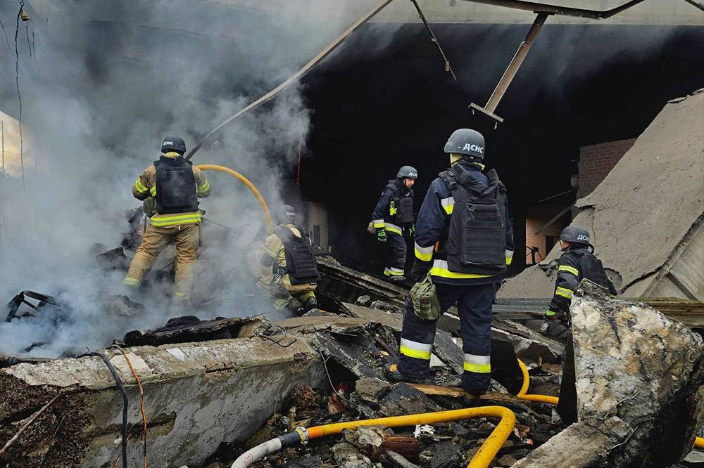 Ворог атакував Дніпро ракетами – є постраждалі і руйнування, виникла пожежа (фото)