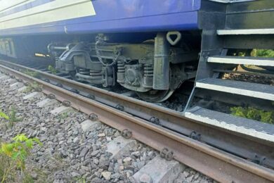 Три вагони пасажирського поїзда зійшли з рейок на Закарпатті: що відомо