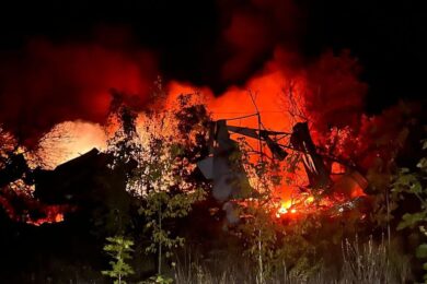 Жахливі вибухи лунали у Чугуївській громаді – окупанти вдарили по непрацюючому підприємству