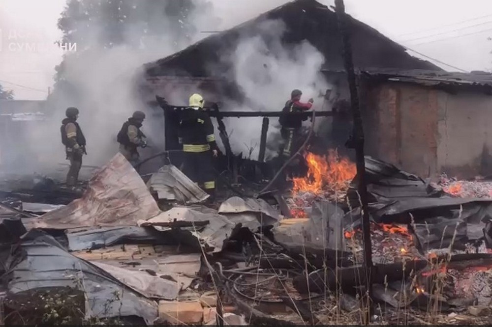 Окупанти атакували рятувальників у Сумській області, виникла пожежа (фото) 1 Окупанти атакували рятувальників у Сумській області, виникла пожежа (фото)