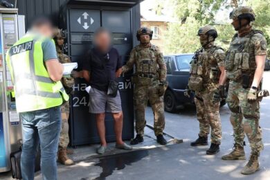 «Зв’язали та заклеїли рот»: затримано групу, яка напала на матір військового у Харкові