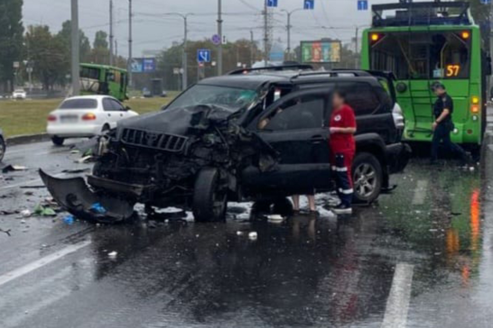 Легковик зіткнувся з тролейбусом та автобусом – багато постраждалих в ДТП у Харкові 1 Легковик зіткнувся з тролейбусом та автобусом – багато постраждалих в ДТП у Харкові