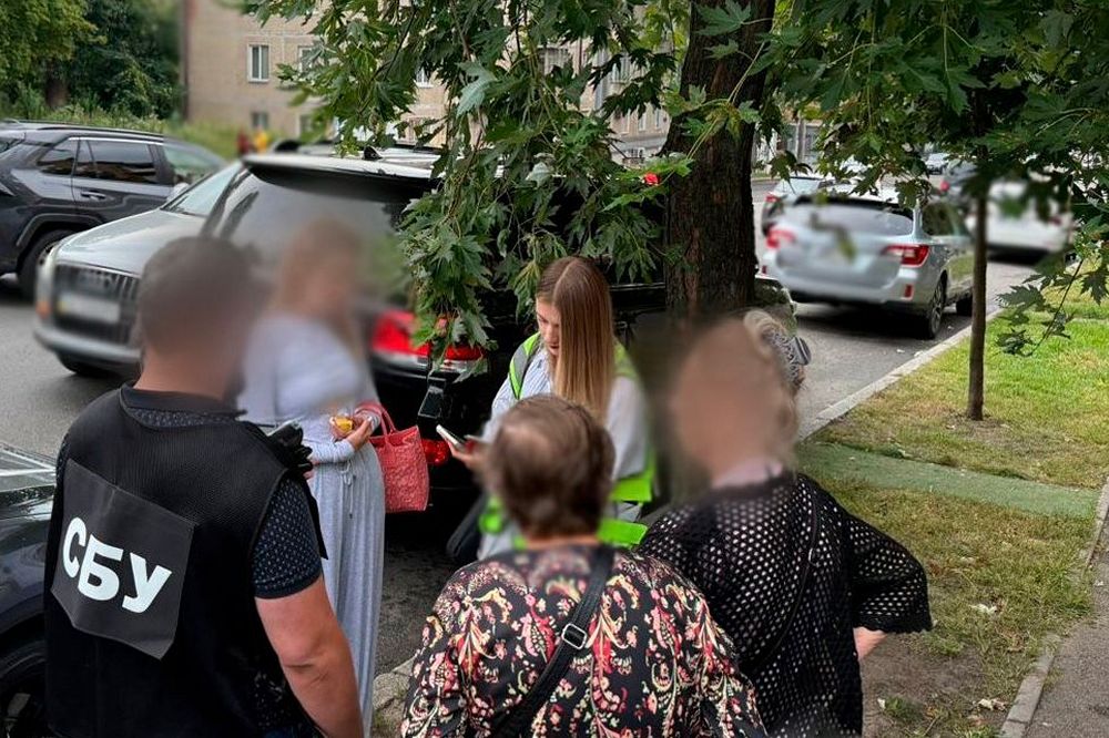 Знімала чоловіків з розшуку та бронювала їх усвоїй компанії - у Києві затримали директорку фірми