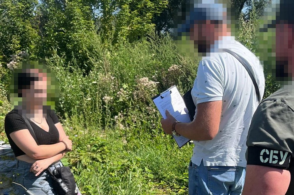 Теракти на Дніпропетровщині та Хмельниччині готували 16-річна та 19-річна дівчата – зловмисниць затримано «на гарячому» 1 Теракти на Дніпропетровщині та Хмельниччині готували 16-річна та 19-річна дівчата – зловмисниць затримано «на гарячому»