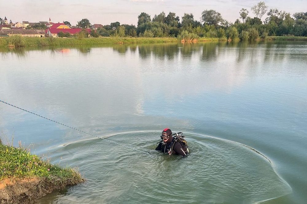 Тіло підлітка дістали з води - трагедія на Івано-Франківщині 1 Тіло підлітка дістали з води - трагедія на Івано-Франківщині