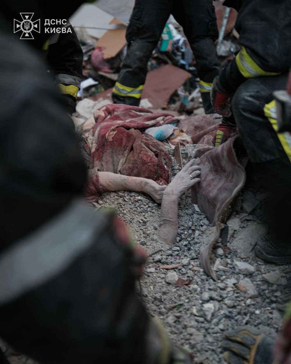 Фото з місця удару по багатоповерхівці у Києві