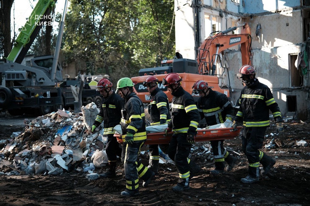 Фото з місця удару по багатоповерхівці у Києві