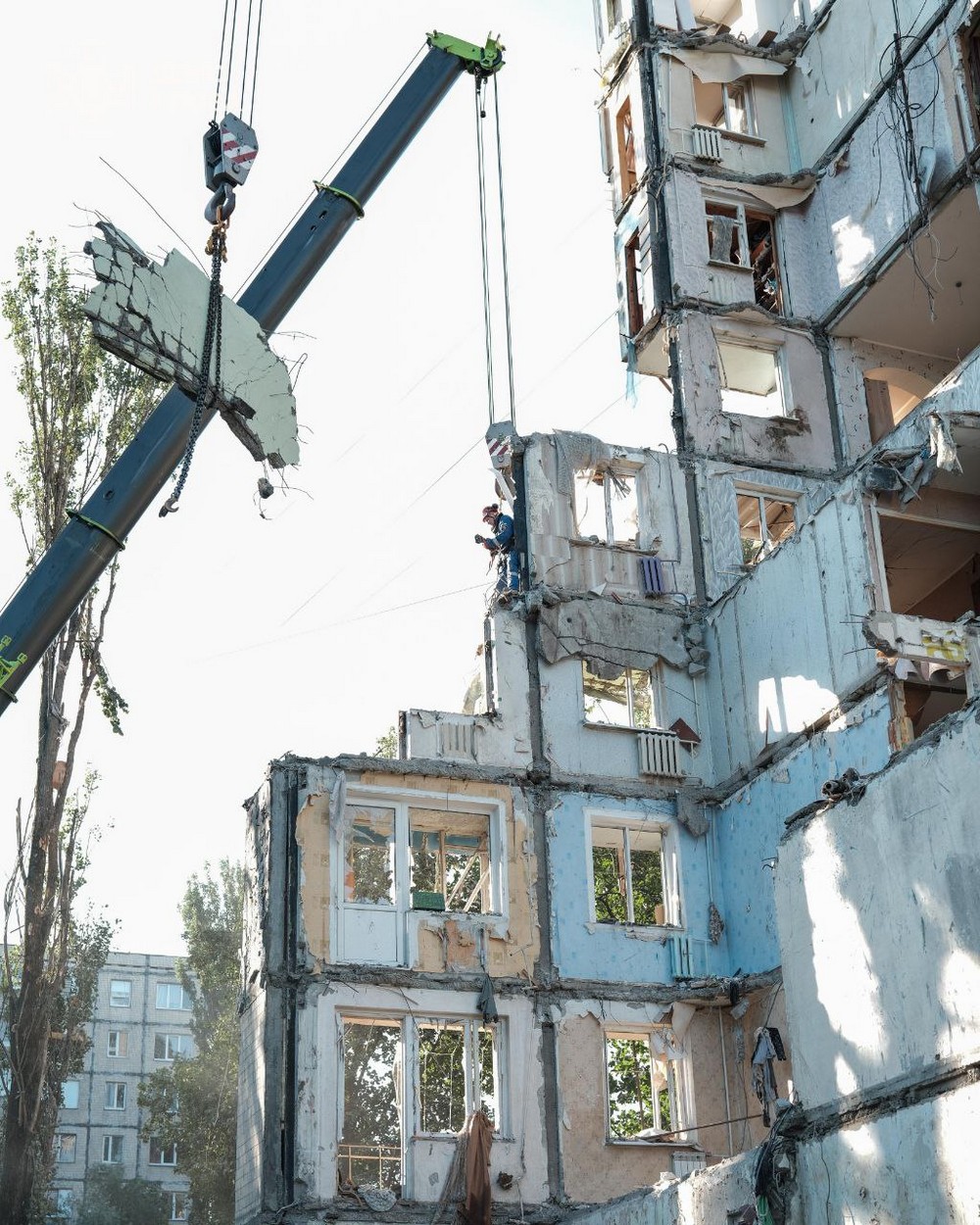Фото з місця удару по багатоповерхівці у Києві