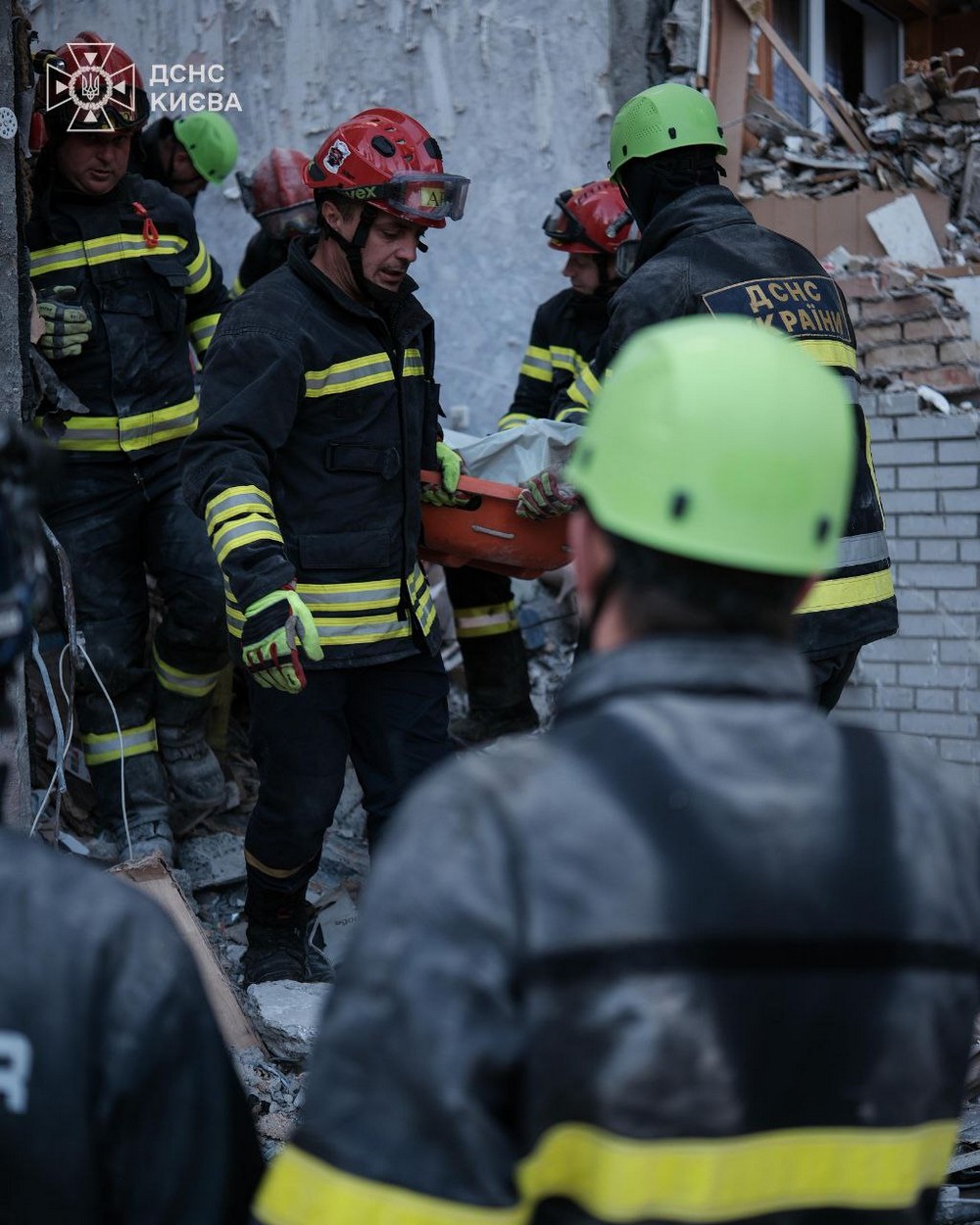 Фото з місця удару по багатоповерхівці у Києві