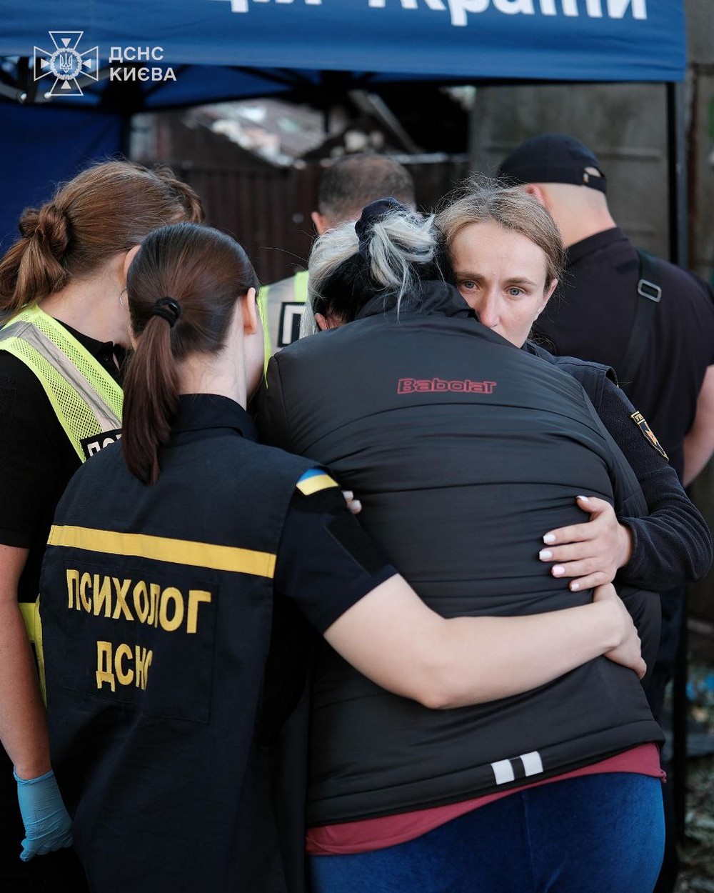 Фото з місця удару по багатоповерхівці у Києві