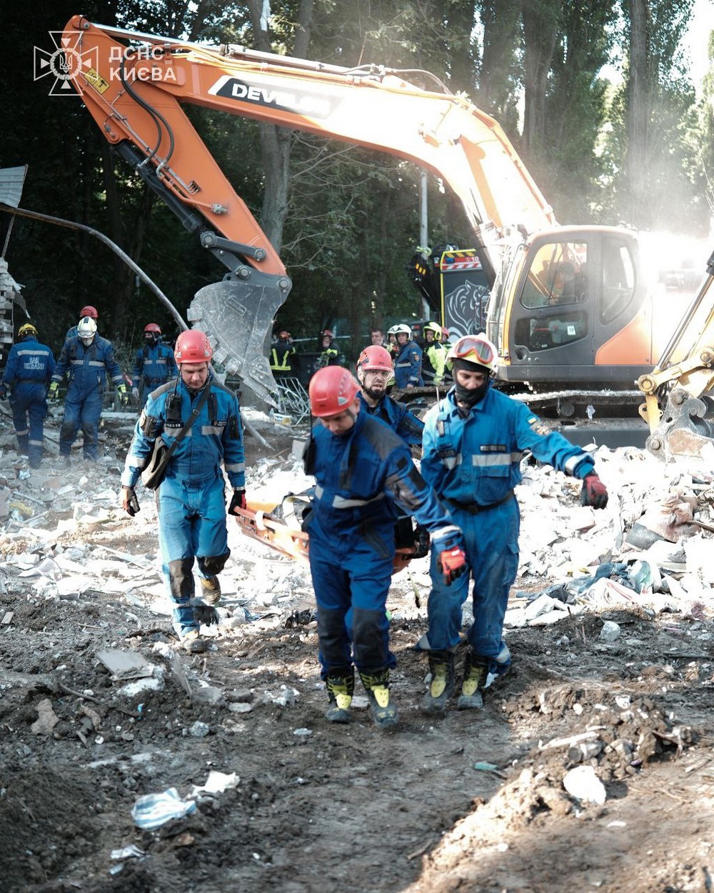 Фото з місця удару по багатоповерхівці у Києві
