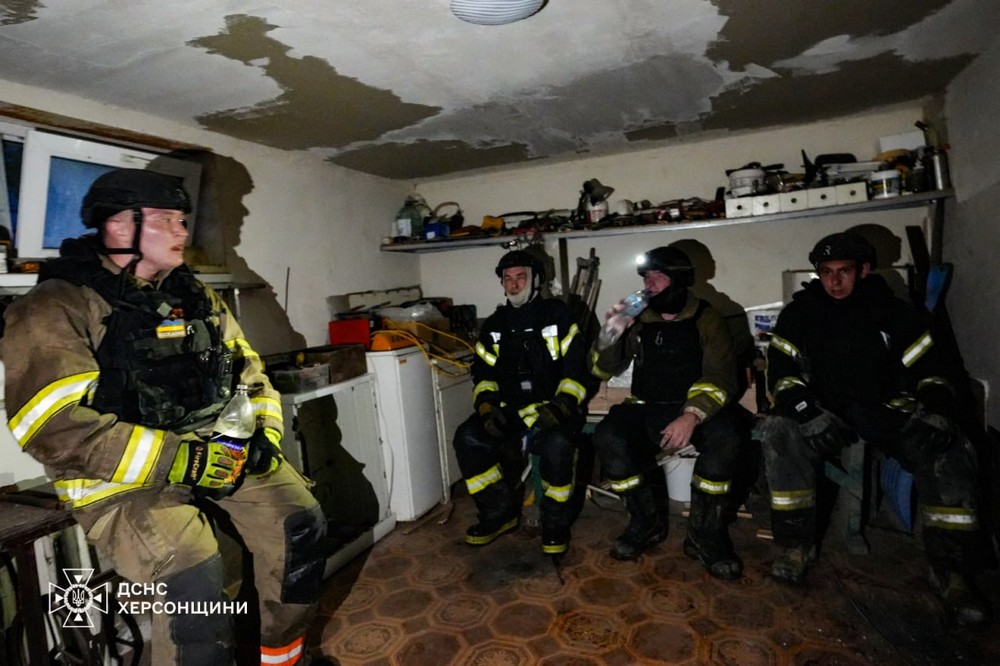 Окупанти розбомбили міст у Херсоні: мешканців закликають евакуюватися – що відбувається (відео)
