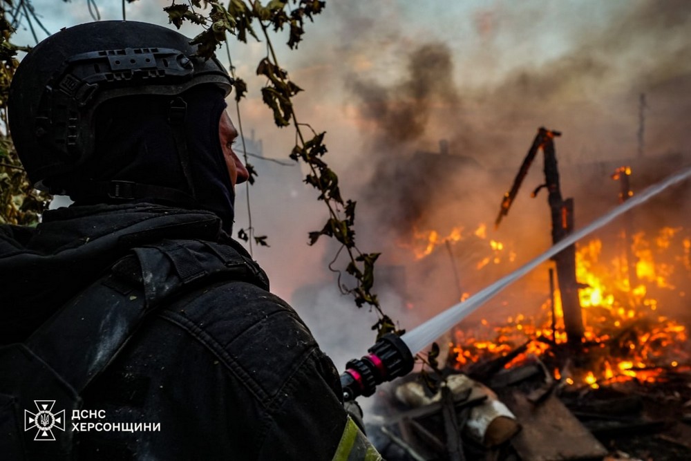 Окупанти розбомбили міст у Херсоні: мешканців закликають евакуюватися – що відбувається (відео)