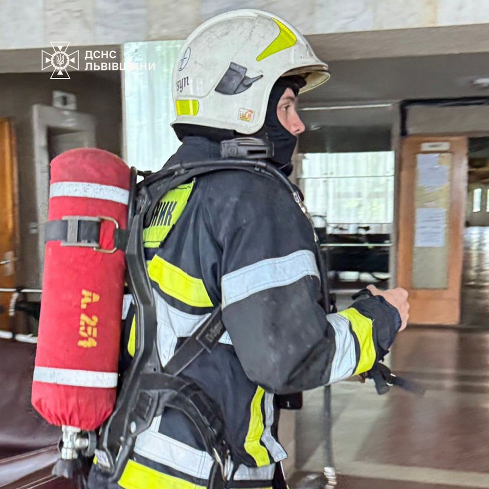 Після вибуху загорівся готель у Львові: є постраждалі, серед них діти
