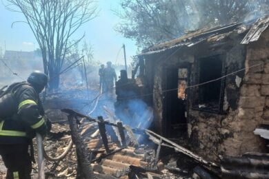 Окупанти вбили жінку і поранили ще двох: Нікопольщину сьогодні армія РФ атакувала 65 разів, а також під ударом були Синельниківщина і Криворіжжя (фото)