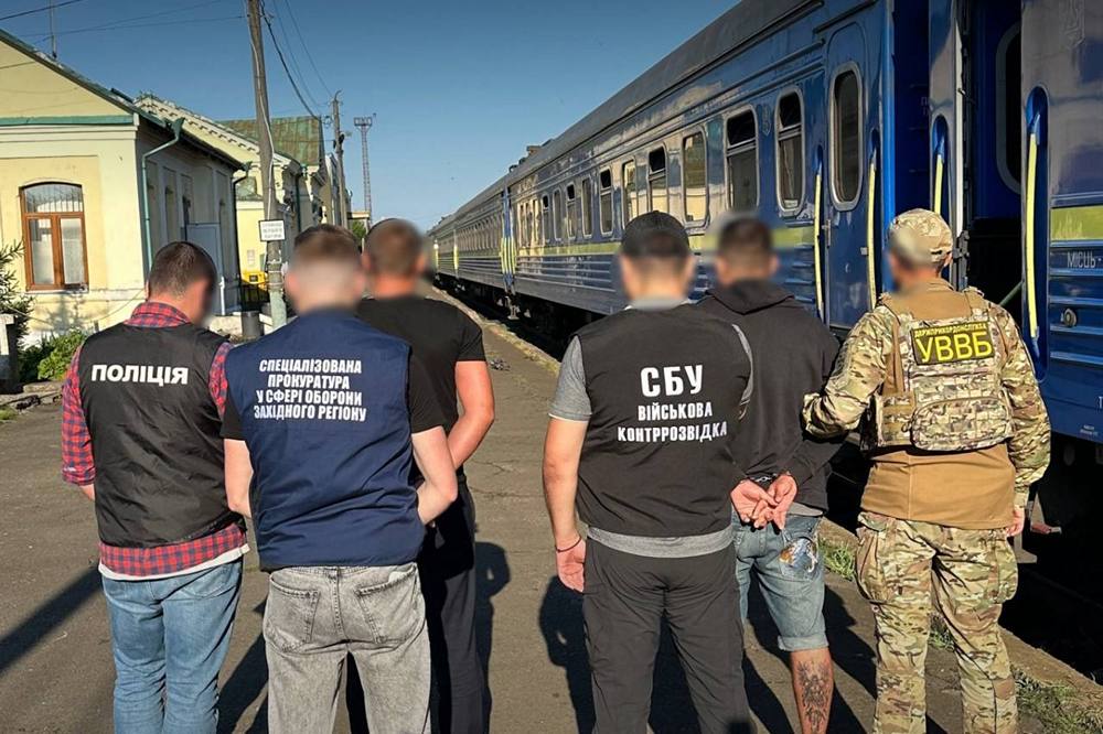 Намагався вивезти ухилянта за 7 000 доларів у секретному купе – затримано провідника