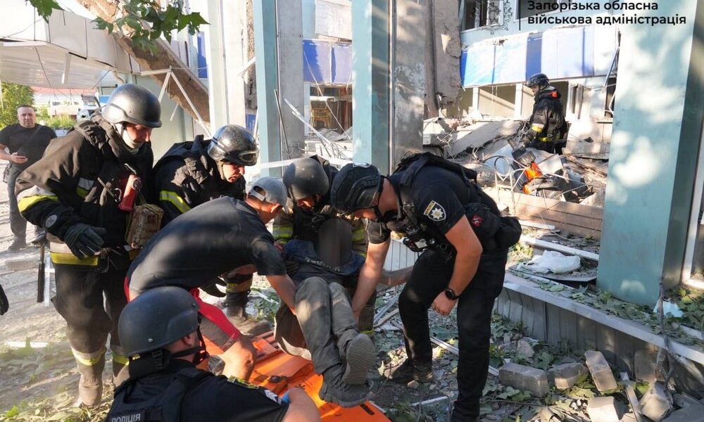 Окупанти розбомбили автовокзал у Запоріжжі – кількість постраждалих зростає (фото, відео)
